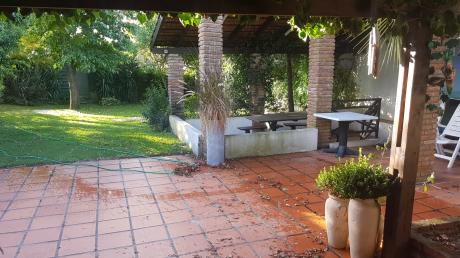 Venta Casa Las Toscas. Amplio Jardin. Parrillero