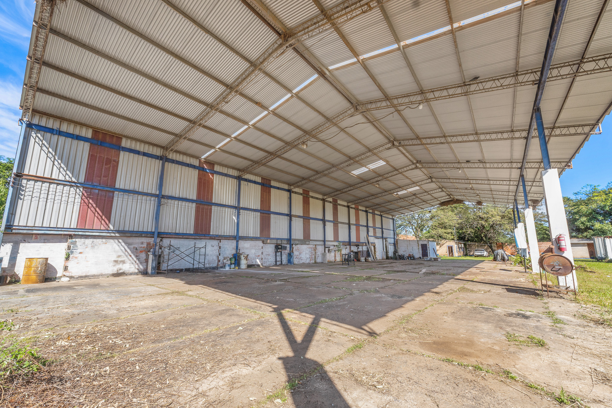 Tinglado con oficinas en Luque (3.200 M2) — foto 2