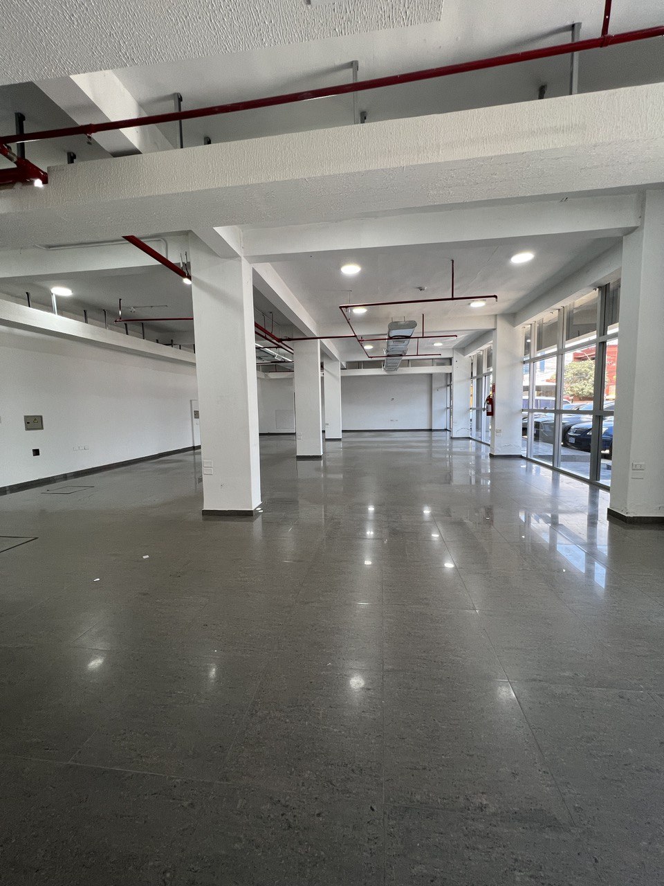 VENDO PRESTIGIOSO EDIFICIO CORPORATIVO ZONA AVENIDA ARTIGAS DISTRITO PERSEVERANCIA CON OFICINAS Y ESTACIONAMIENTOS LUGAR DE ALTO TRANSITO VEHICULAR — foto 3