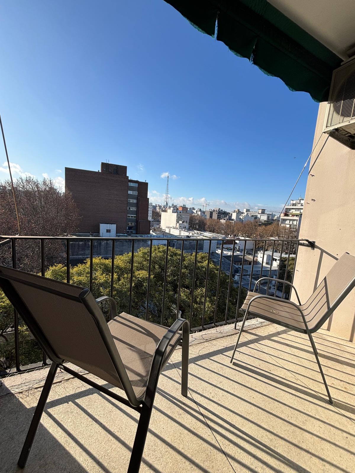 Preciosa Planta, Piso Alto Con Cómodo Balcón Y Gge
