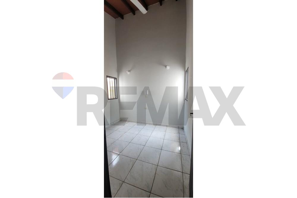Casa - Alquiler - Luque, Central, Paraguay — foto 3