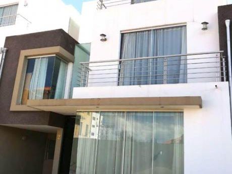 Hermosa Casa En Condominio