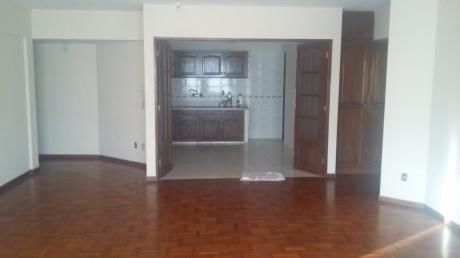 Bien Ubicado, Buenos Servicios Y Amplio