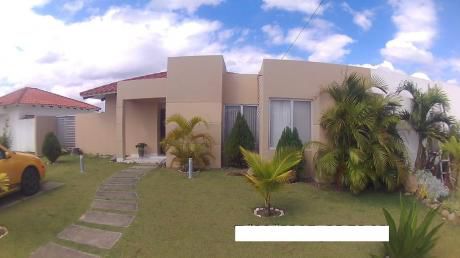 Inmobiliaria Ofrece: En Anticrético Casa En Condominio Zona Urubo