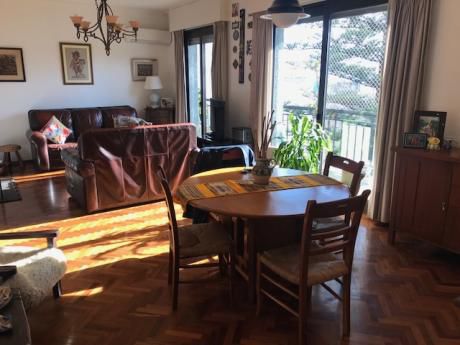 Edificio Icónico De Pocitos, Muy Buen Apartamento