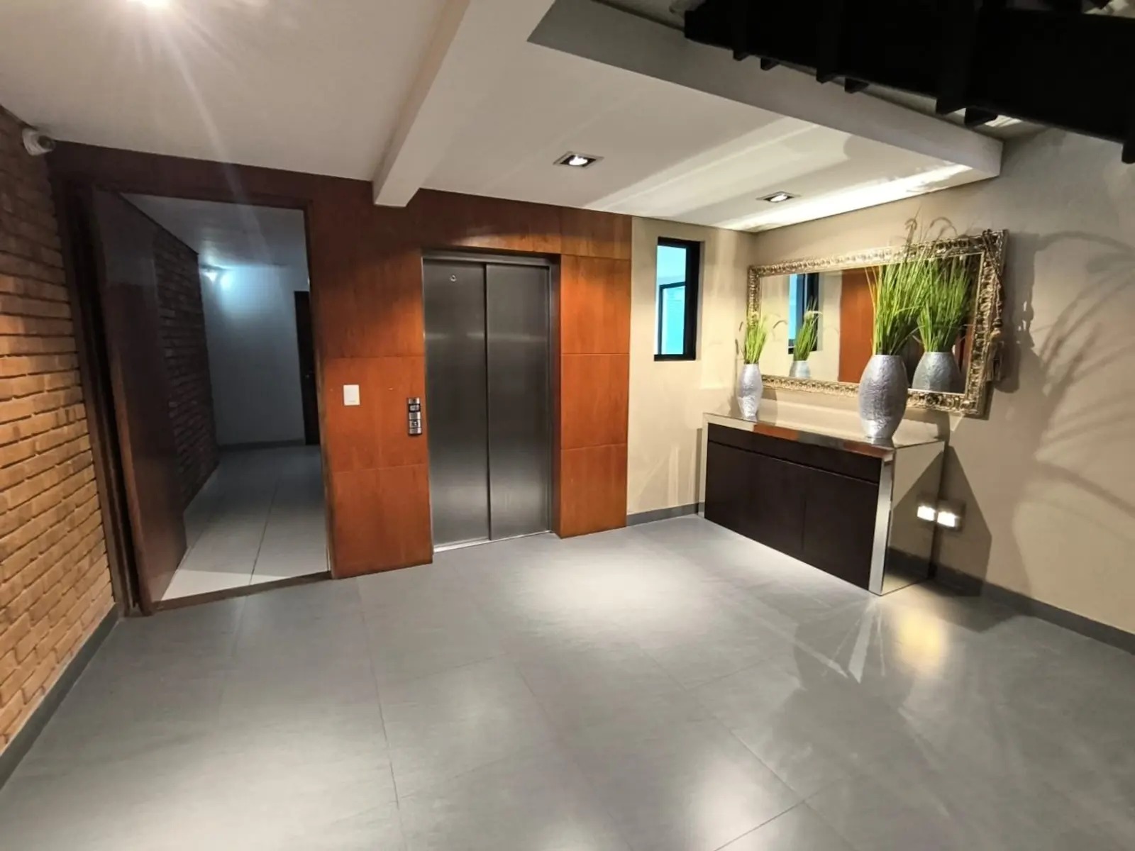 ALQUILO RESIDENCIA EXCLUSIVA DE 3 NIVELES EN EL CORAZÓN DE VILLA MORRA — foto 3