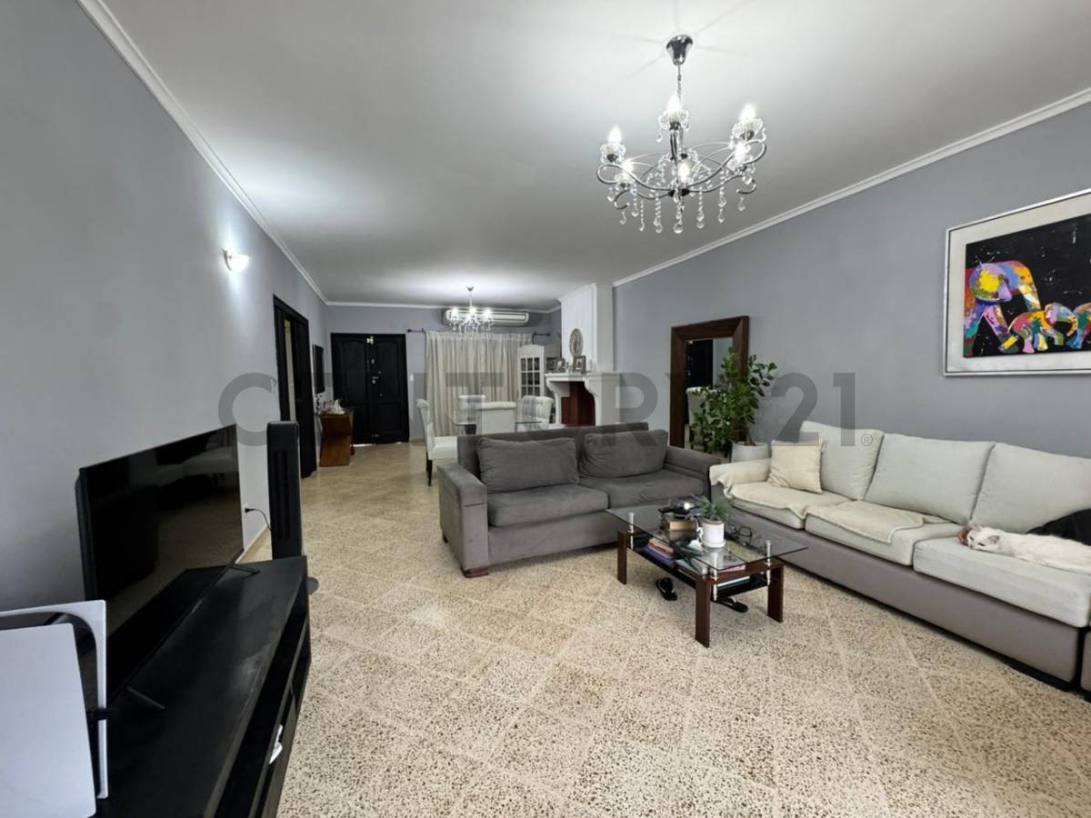 Amplia casa de 6 dormitorios a una cuadra de la costanera zona Sur — foto 2