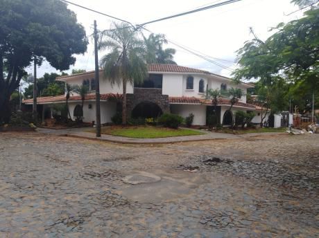 Casa Grande En Zona Residencial