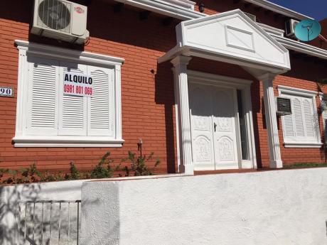 Amplia Residencia En Esquina! Zona Universidad Americana!
