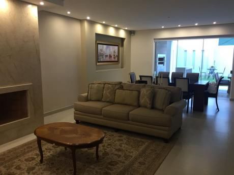 Casa De 3 Dormitorios En Suite, En Condominio, Barrio Seminario