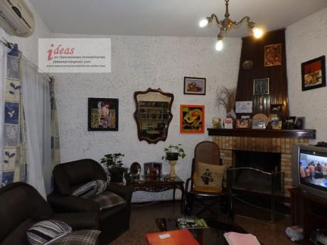 Casa Céntrica En Las Piedras, 2 Dormitorios, Ph, 2 Plantas.