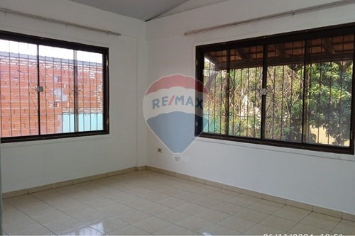 Alquilo casa de 2 plantas en Fernando De La Mora. — foto 2