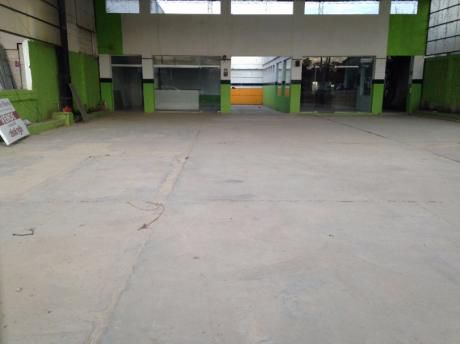 Excelentísimo Punto Comercial. Salida A 2 Calles!