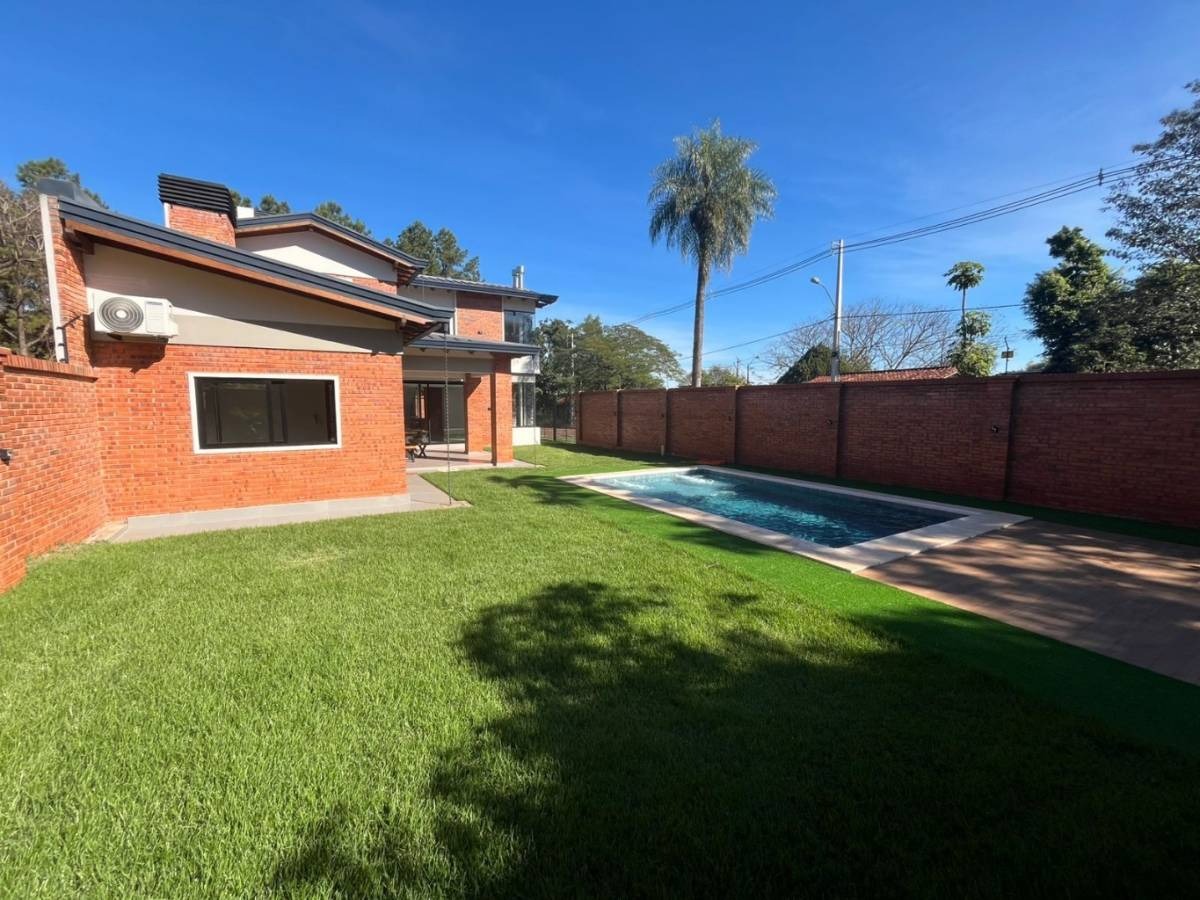 VENDO Hermosa casa en San pedro, a 5 minutos del centro de Encarnación — foto 2