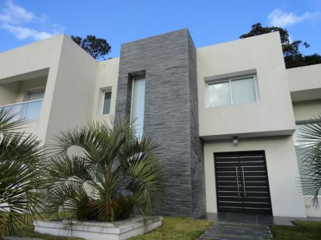 Espectacular En Barrio Privado, 4 Suites Y Dependencia, Pileta. Punta Del Este