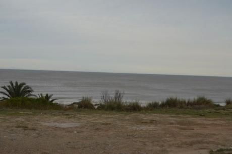 Venta De Casa En Atlantida Frente Al Mar.-