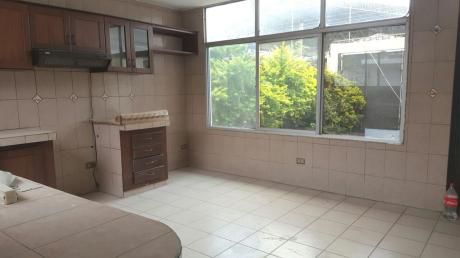 Cómoda Y Amplia Casa De Una Planta En Esquina Solo Para Oficina
