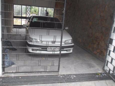 A Metros Del Mar Y Servicios