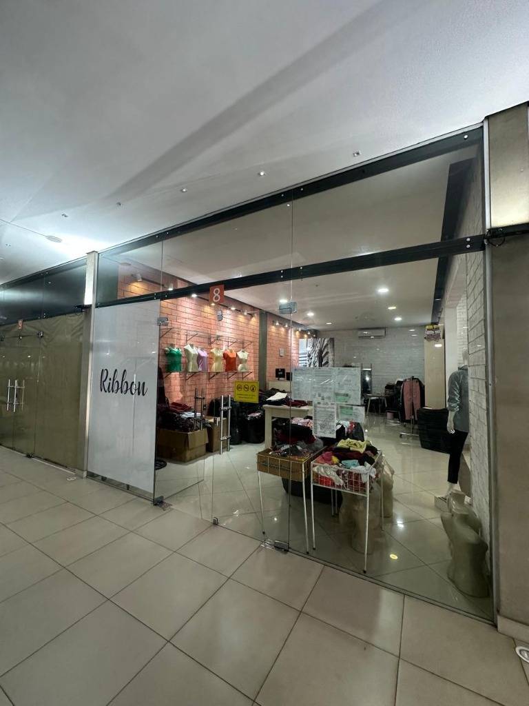 ALQUILO SALÓN COMERCIAL EN GALERÍA AMISTAD — foto 2