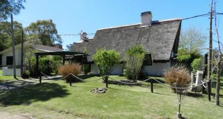 Playa Hermosa, Casa En Venta En Muy Buen Estado.-
