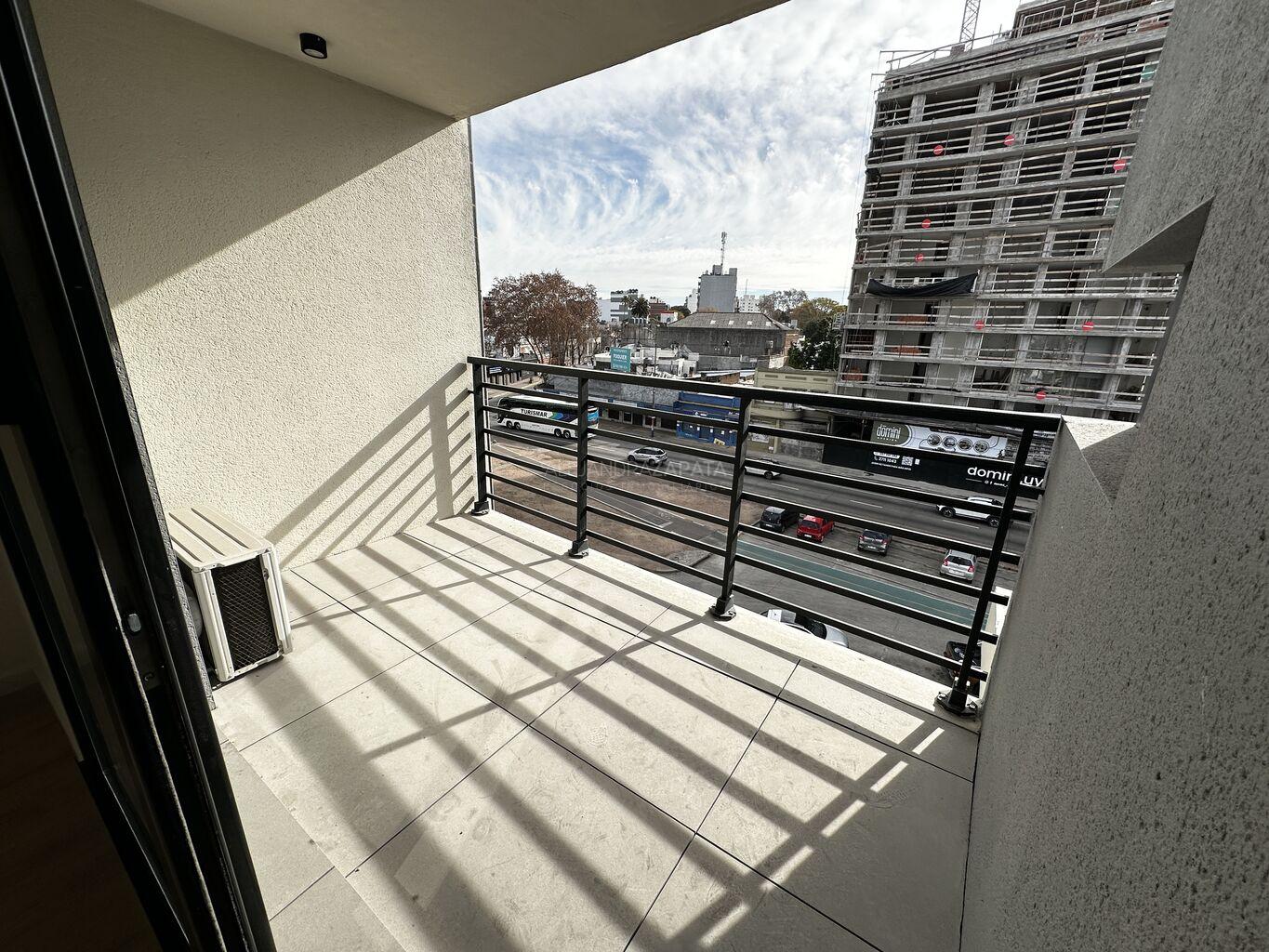 Alquiler apartamento 1 dormitorio con balcon, vista despejada. Garage