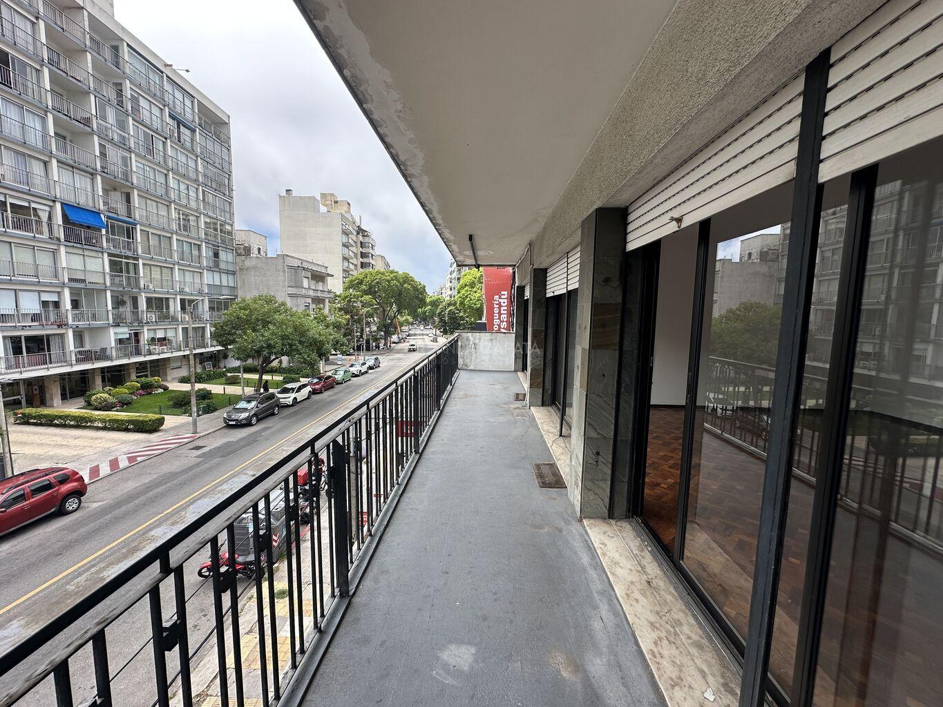 Alquiler edificio de 2 pisos con ascensor y garage en Ellauri, Punta Carretas