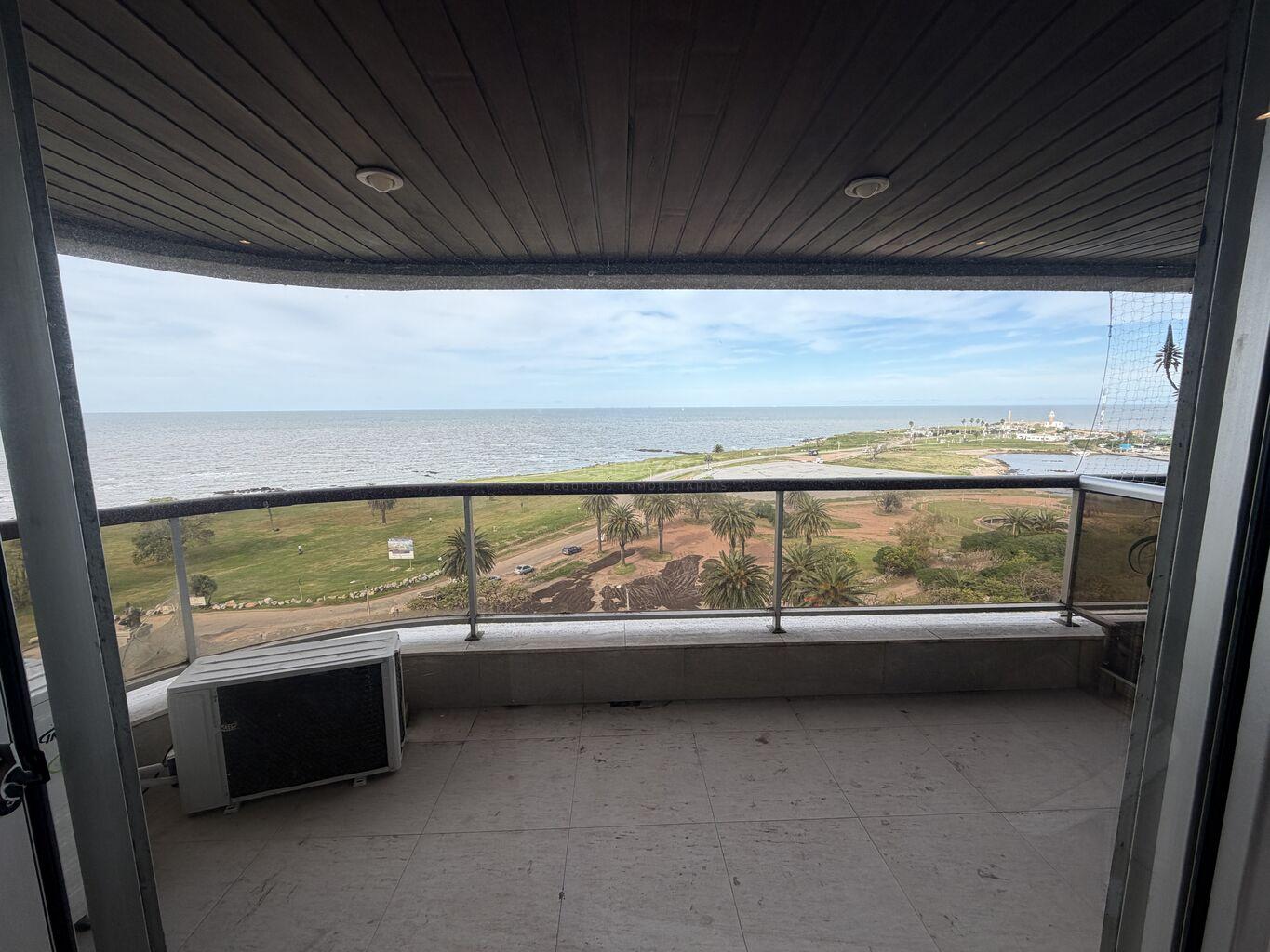 Alquiler apartamento con vista al mar 3 dormitorios, servicio. Garage. Punta Carretas