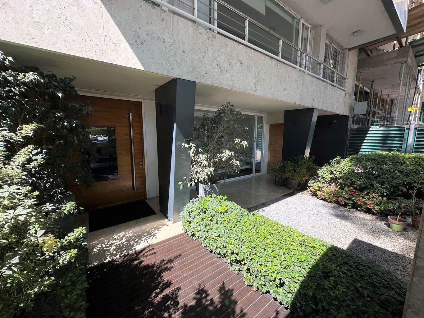 Alquiler o venta elegante apartamento frente al golf. Parrillero. Barbacoa