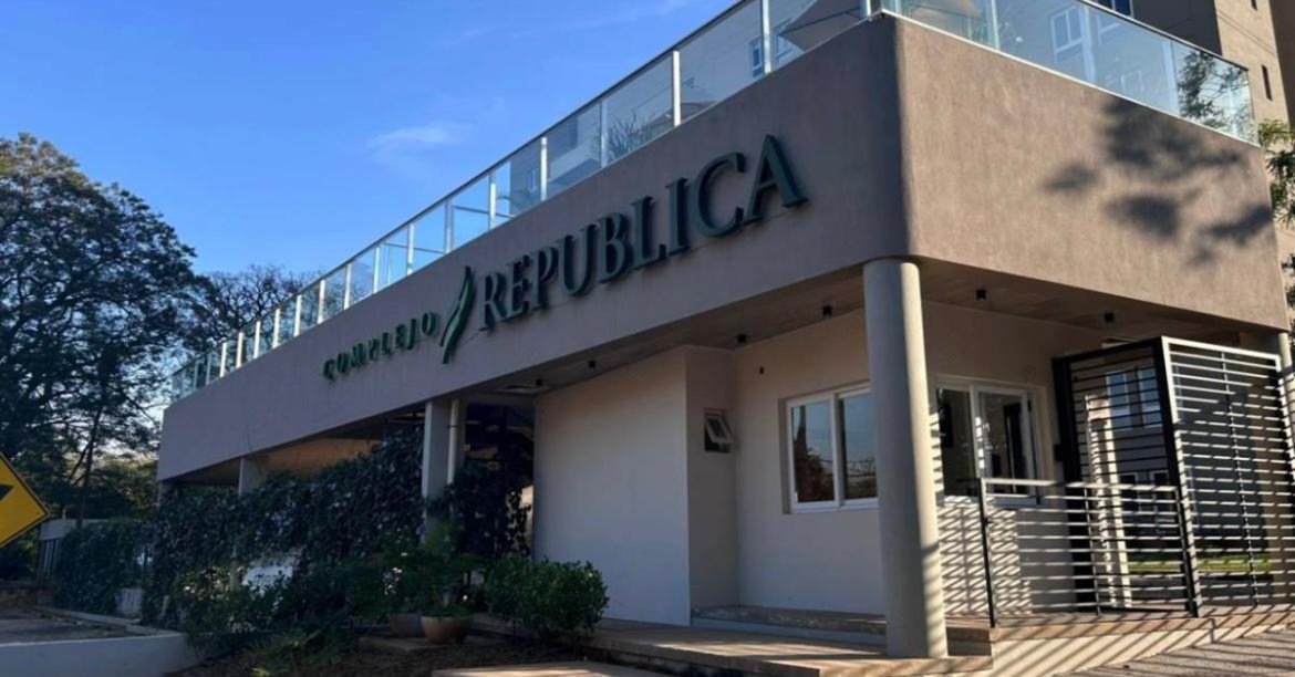 Alquilo departamento 2 Dormitorios con cochera Complejo República Luque — foto 2