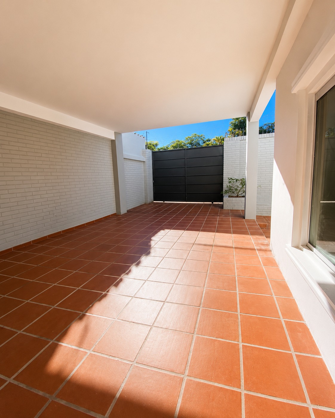 Casa de 3 Dormitorios con Quincho y Terraza – Zona Félix Bogado — foto 3