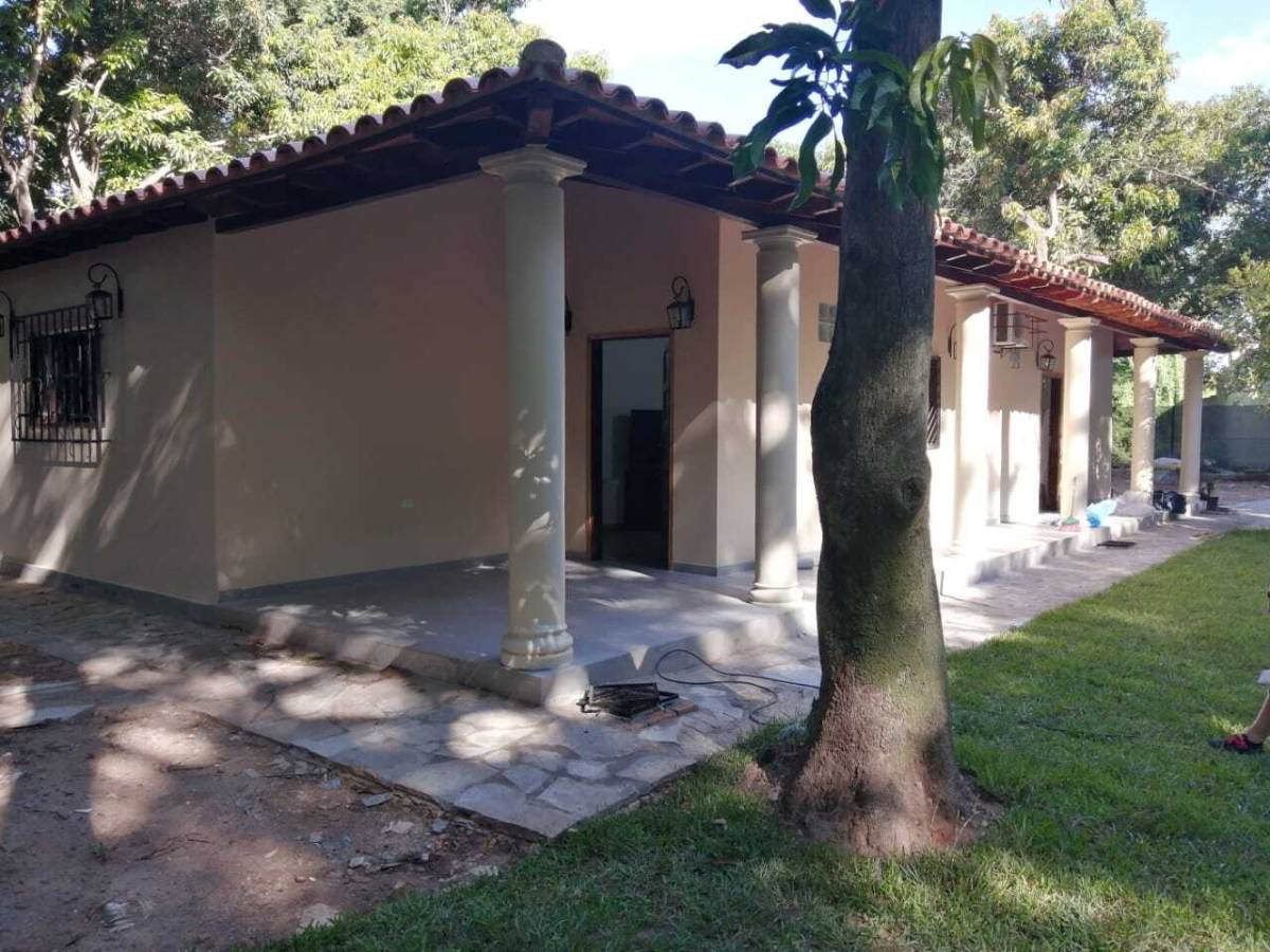 Amplia Casa En Terreno De 1.080 M² | San Bernardino — foto 2