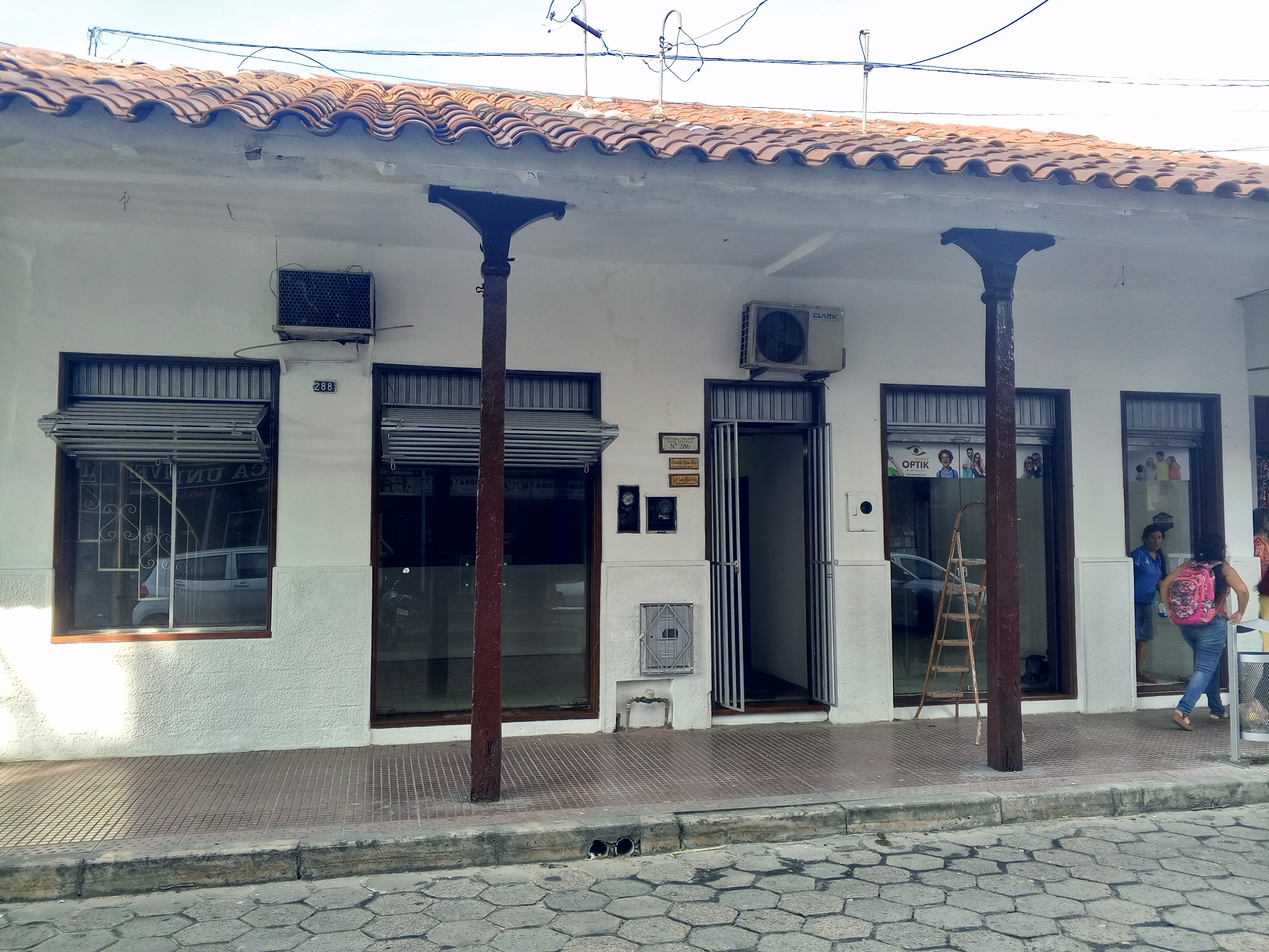 ALQUILER LOCAL COMERCIAL CON MEZANINE EN CALLE LIBERTAD EN BS. 3000 [CENTRO]