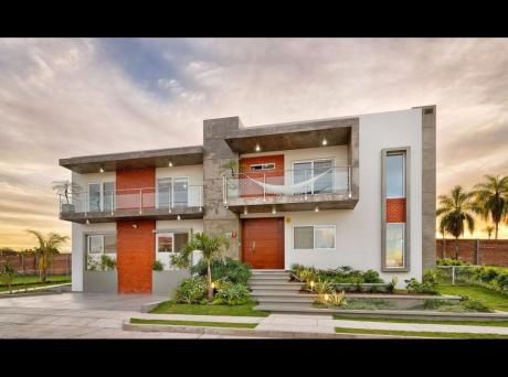 Vendo Hermosa Y Lujosa Casa En Un Condominio En El Urubó , A 5 Minutos Del Puente. Diseñada Y Construída Por Uno De Los Arquitectos Ganadores De La Revista Casacor 2015.