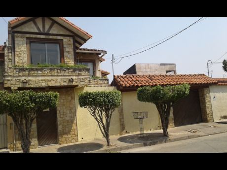 En Lugar EstratÉgico Vendo Espectacular Y Amplia Casa De 2 Plantas (para Vivienda Y/o Negocio), Ubicado En Av. Paragua Entre 3er. Y 4to. Anillo