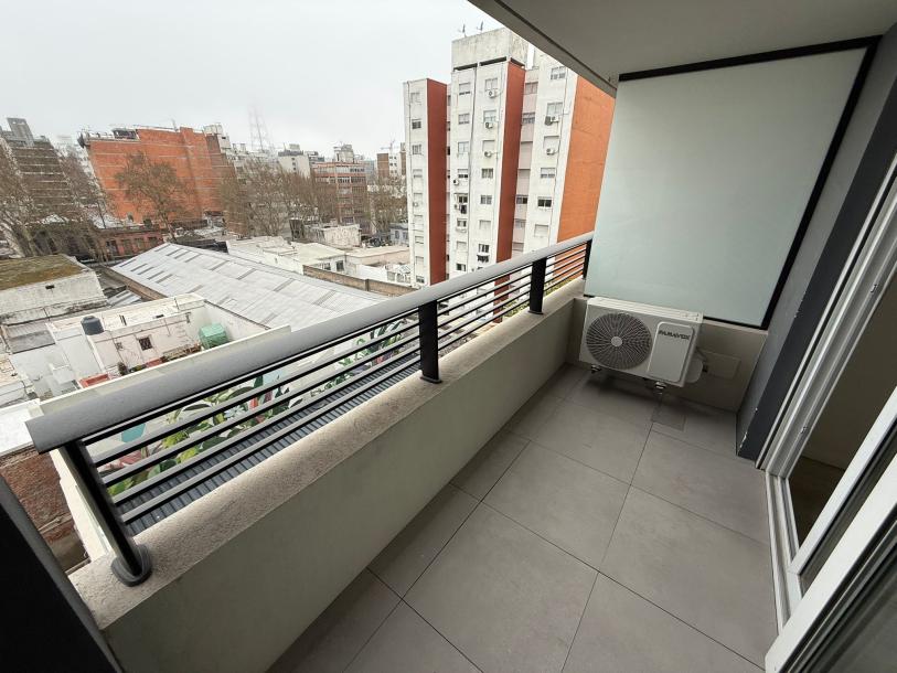Alquiler monoambiente con amplio balcón. Cordón Sur.