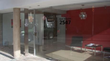Prox. Shopping Tres Cruces Y Centros De Salud