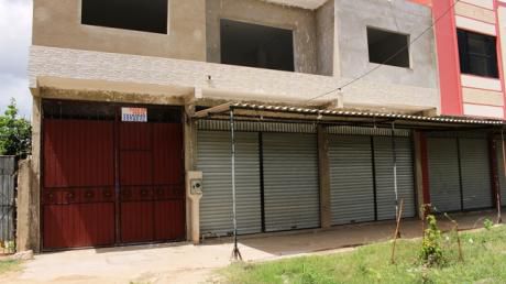 Casa En Venta, De Dos Pisos Con Dos Tiendas
