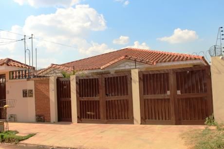 Casa Con Piscina En Venta Zona Sur Radial 13 Y Santos Dumont 6to Anillo