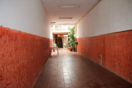 Sobre Avenida Con Tienda Comercial