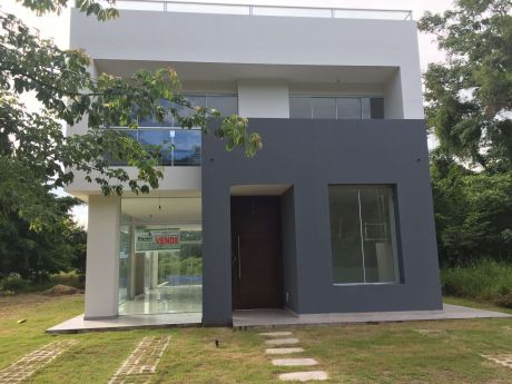 Hermosa Casa En Laguna Azul