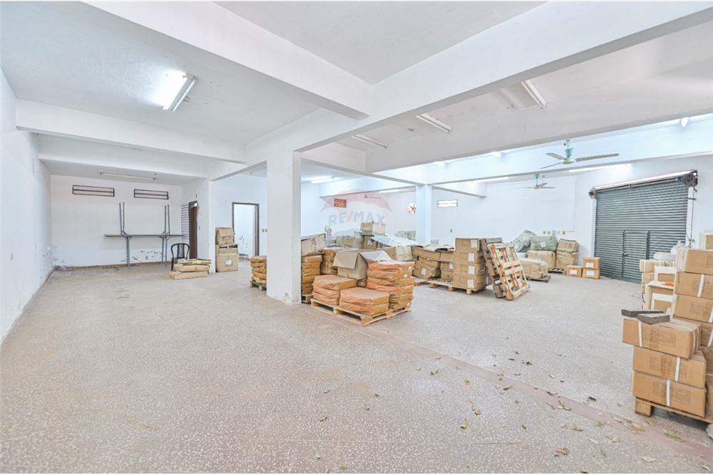 En Venta! Casa y Depósito, en esquina. Lambaré — foto 2