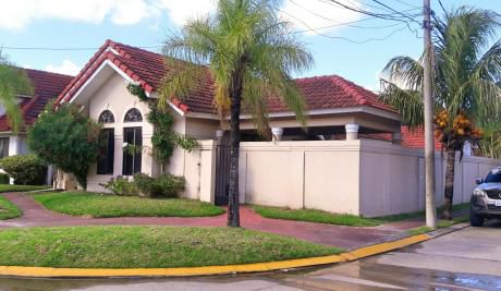 Casa En Alquiler En Condominio Cerrado!
