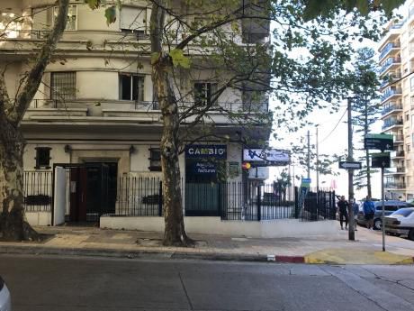 Apartamento Alquiler De 2 Dormitorios Y Servicio. Pocitos.