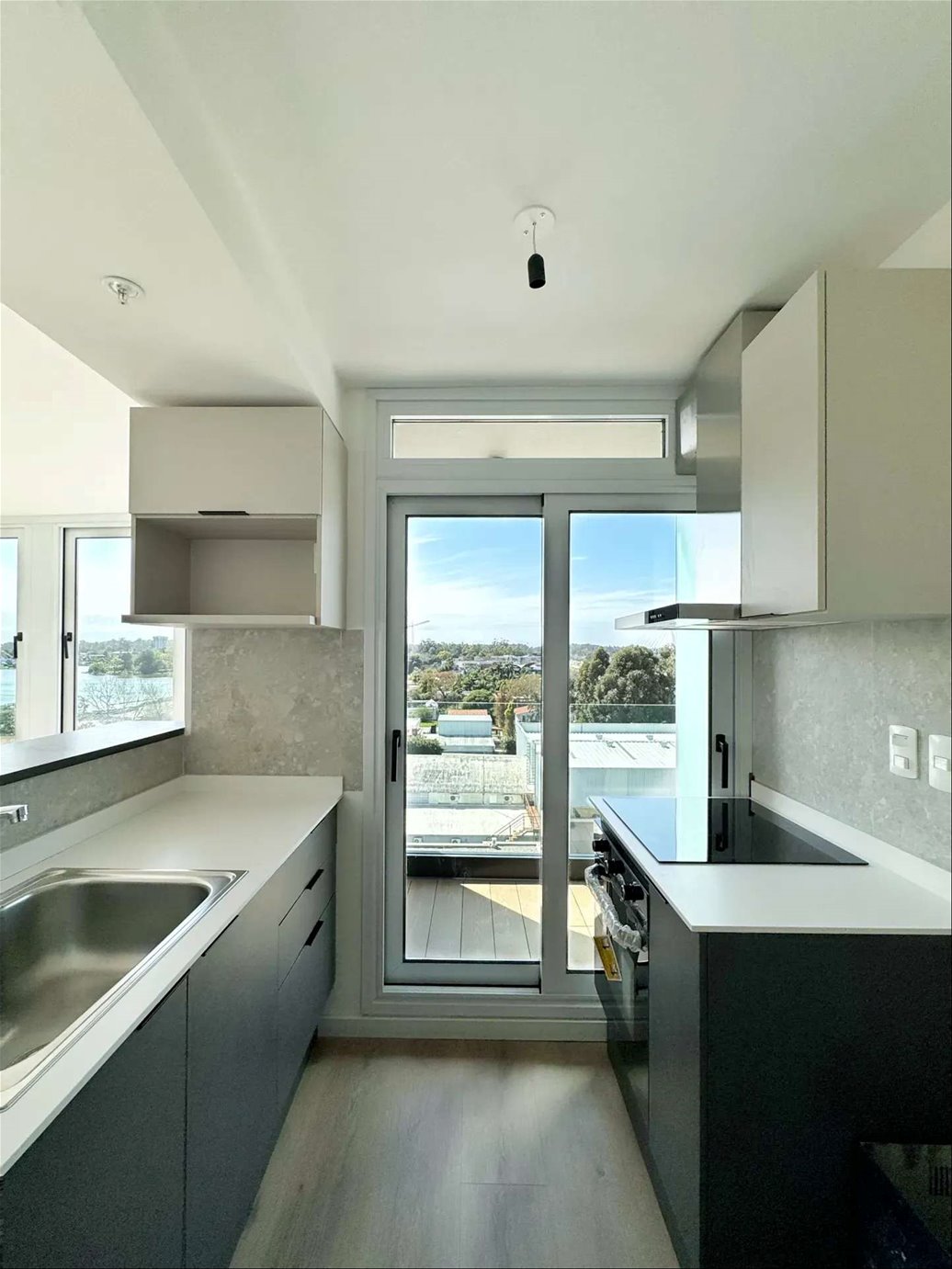 Apartamento de 1 dormitorio con garaje con una de las mejores vistas al mar y ciudad · Photo 7