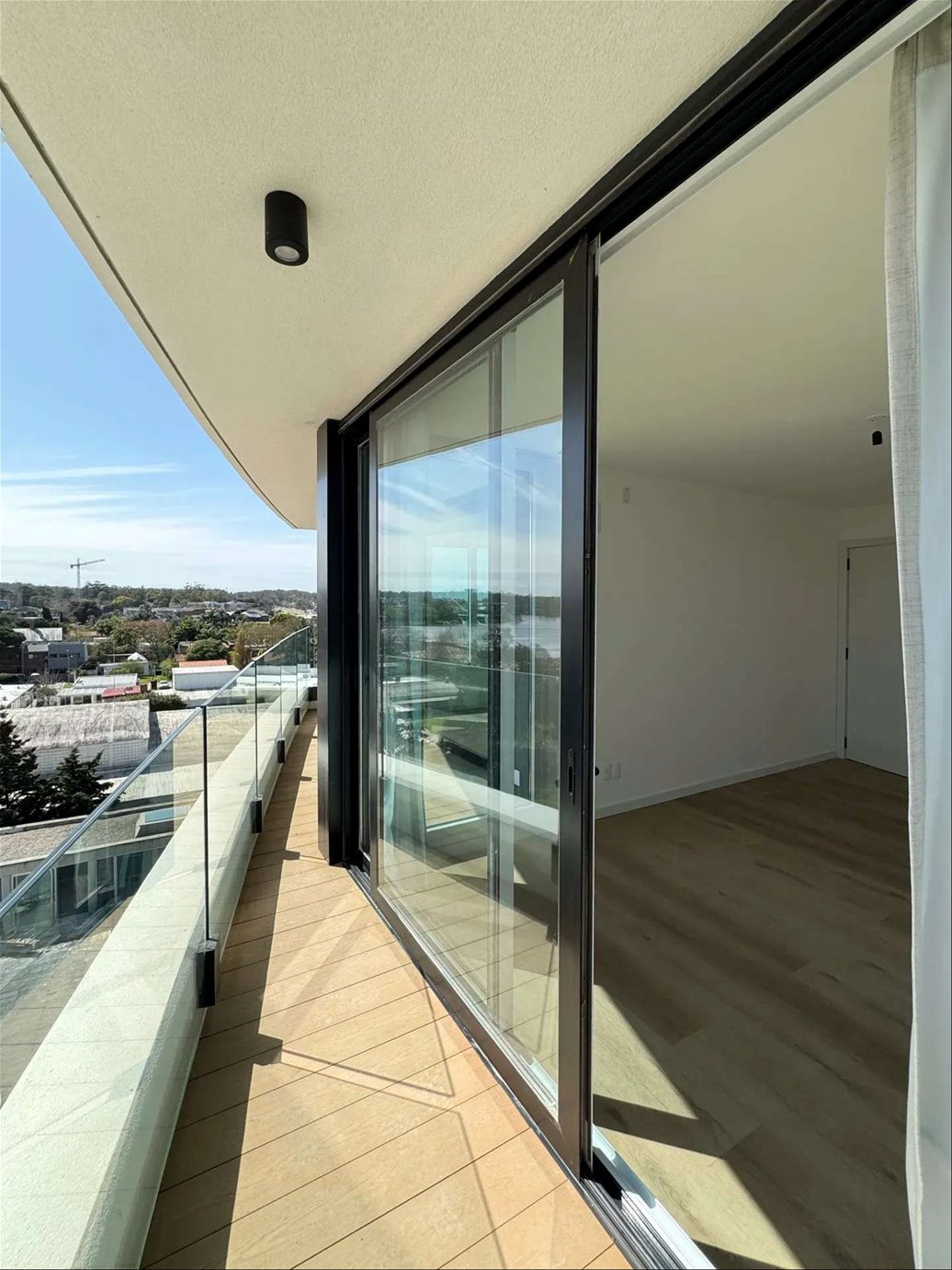 Apartamento de 1 dormitorio con garaje con una de las mejores vistas al mar y ciudad · Photo 2
