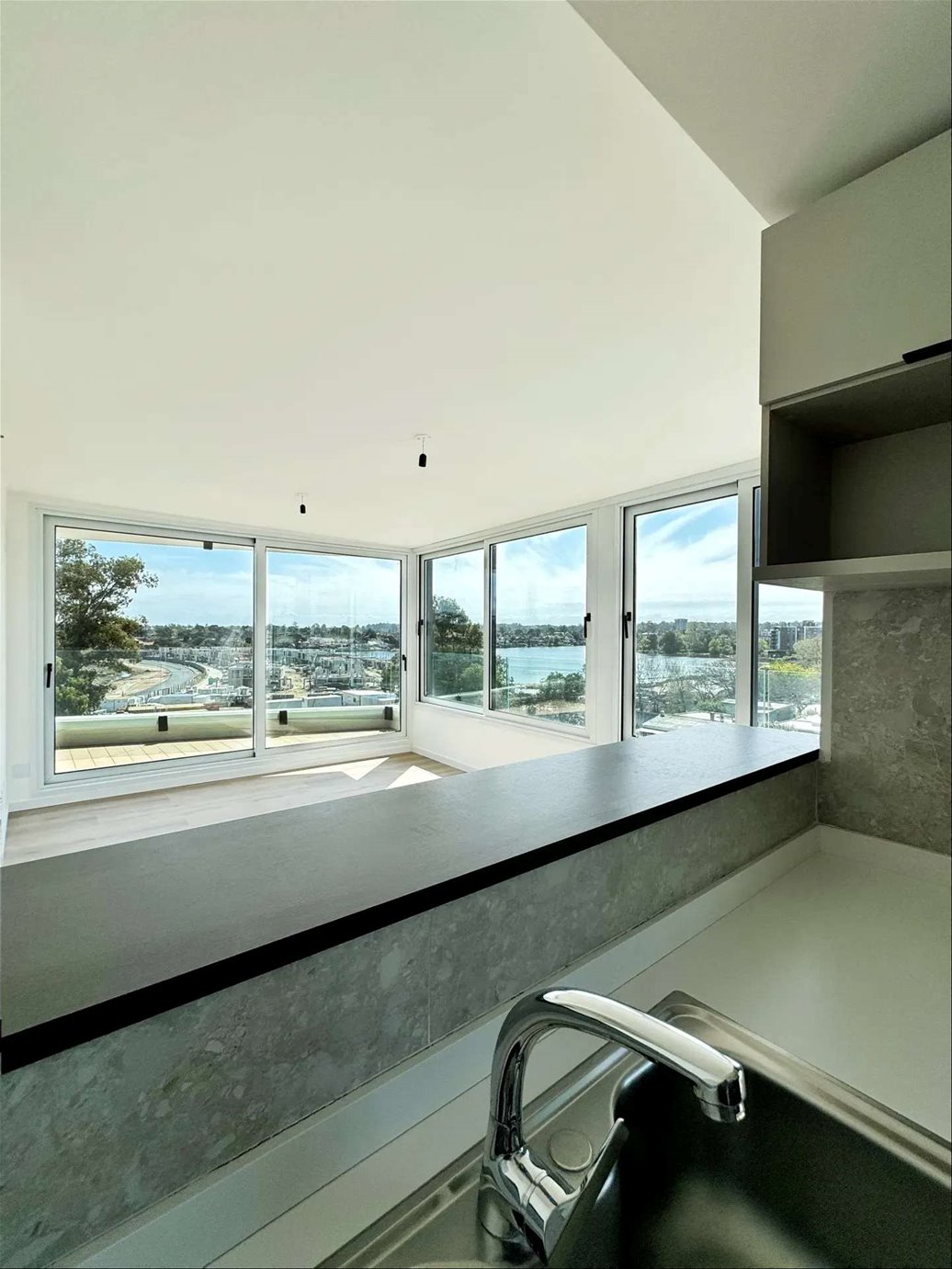 Apartamento de 1 dormitorio con garaje con una de las mejores vistas al mar y ciudad · Photo 1