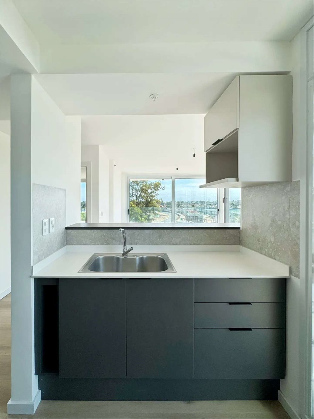 Apartamento de 1 dormitorio con garaje con una de las mejores vistas al mar y ciudad · Photo 8