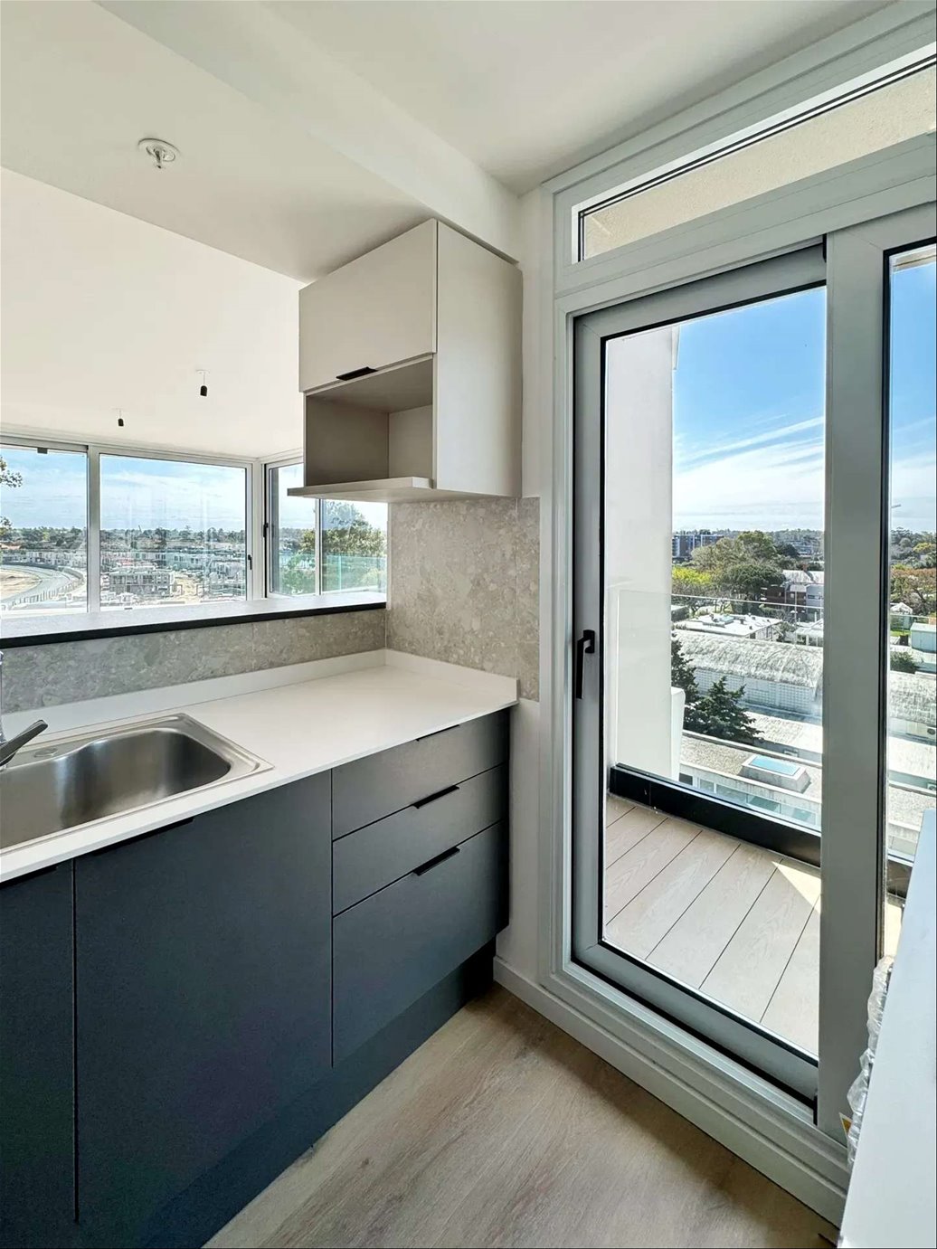 Apartamento de 1 dormitorio con garaje con una de las mejores vistas al mar y ciudad · Photo 6