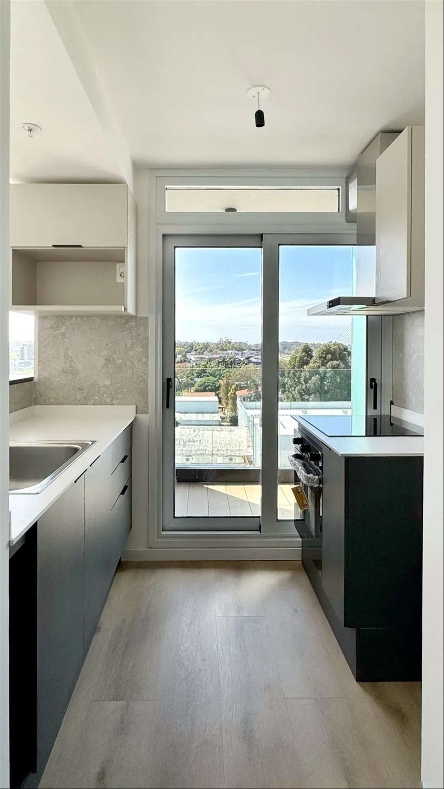 Apartamento de 1 dormitorio con garaje con una de las mejores vistas al mar y ciudad · Photo 5