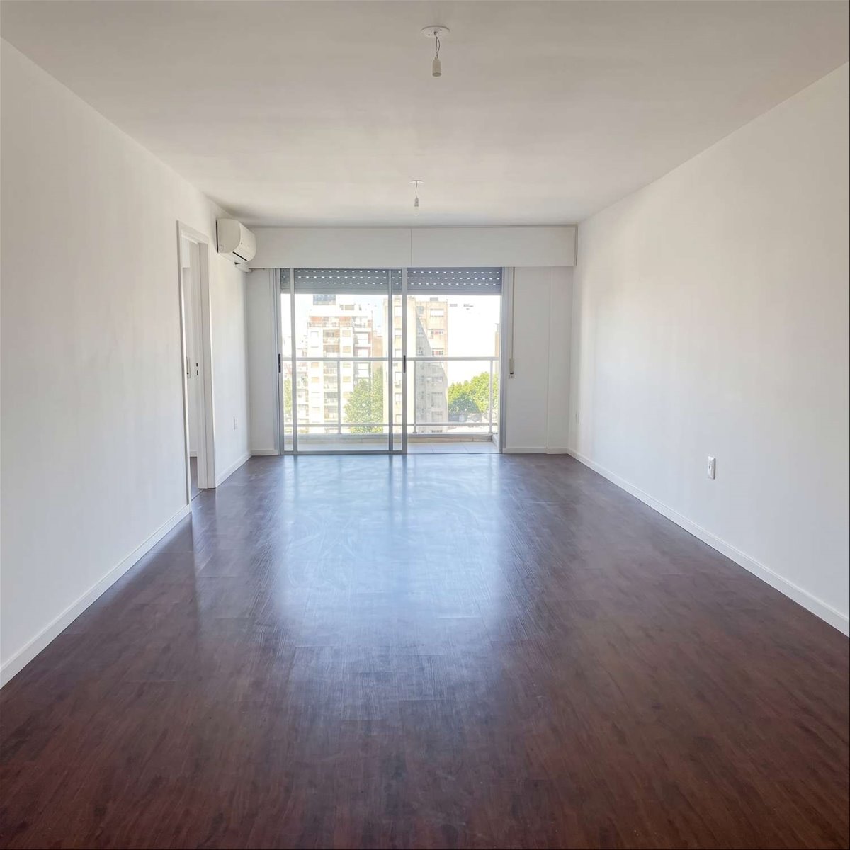 Apartamento de 2 dormitorios en piso alto con terraza y garaje